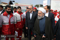 رییس جمهور وارد گیلان شد و با تلاشگران هلال احمر دیدار کرد
