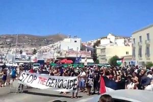 یونانی‌ها کشتی صهیونیستی را از جزیره بیرون کردند