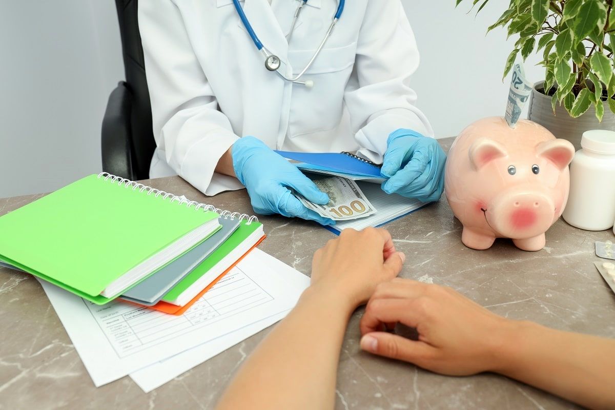 پزشک-زیرمیزی