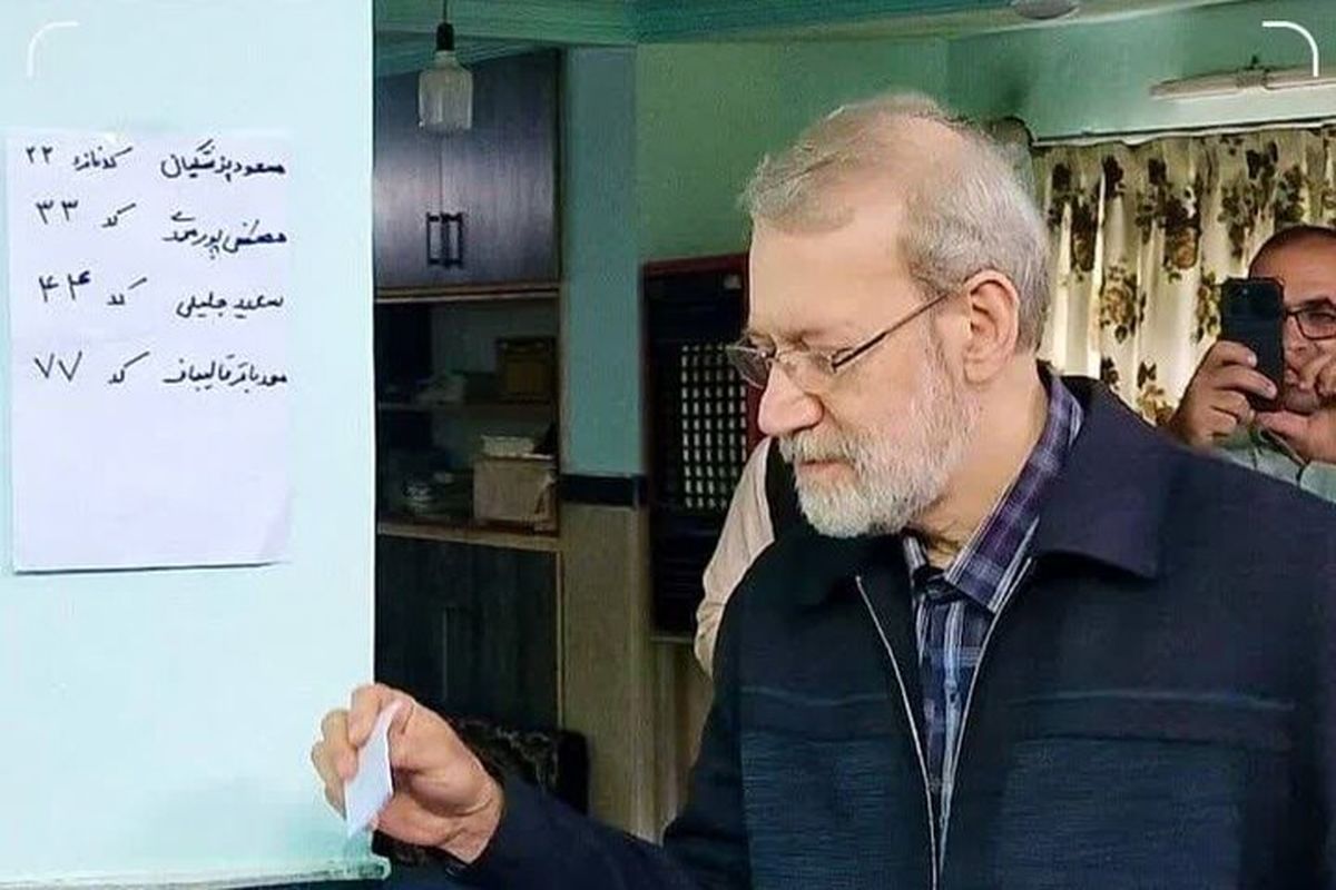 علی لاریجانی رای خود را به صندوق انتخابات انداخت