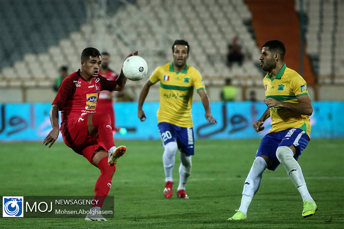 دیدار تیم های فوتبال پرسپولیس و صنعت نفت آبادان-جونیور