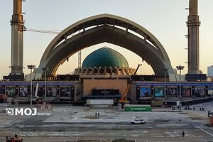 آماده‌سازی مصلی بزرگ تهران برای برگزاری آیین باشکوه وداع با پیکر مطهر امام قائد شهید + فیلم