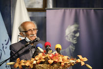 لوح و تندیس ثبت میراث ملی زنده بشری غلامحسین امیرخانی رونمایی شد