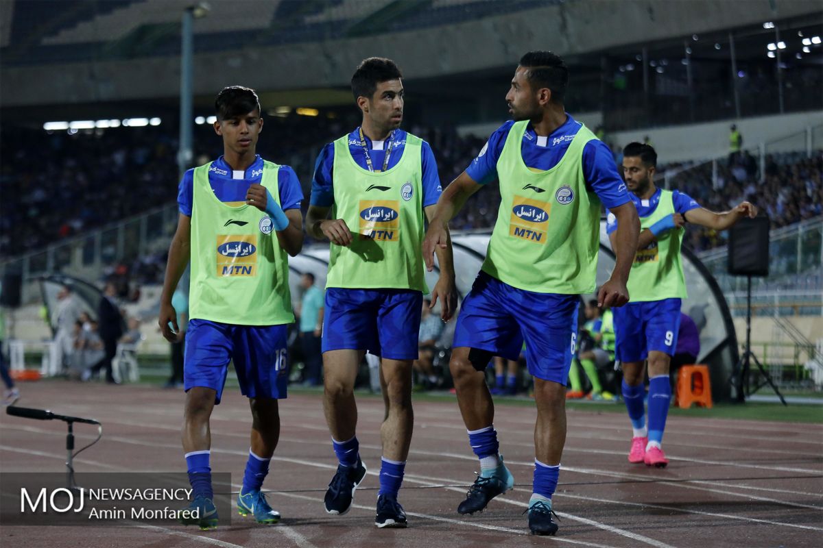 دیدار تیم های فوتبال استقلال تهران و ذوب‌آهن اصفهان