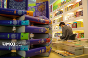 معاون سرکنسول پاکستان ۳۰ جلد کتاب به کتابخانه موزه بزرگ خراسان اهدا کرد