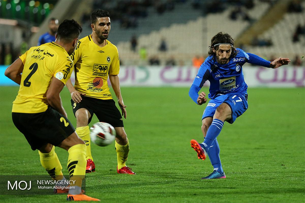 دیدار تیم های فوتبال استقلال تهران و سپاهان اصفهان