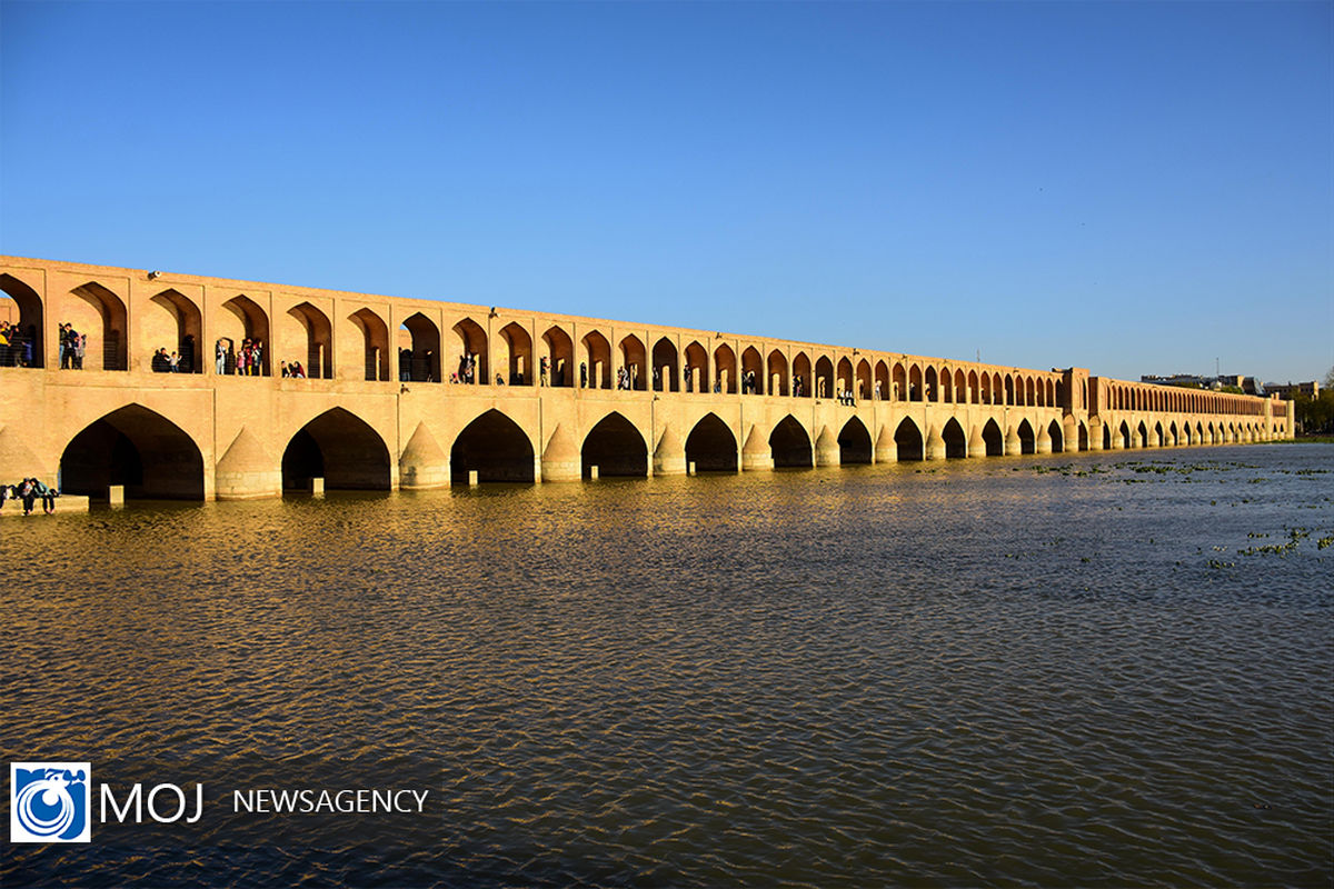 مسافران نوروزی در کنار زاینده رود 