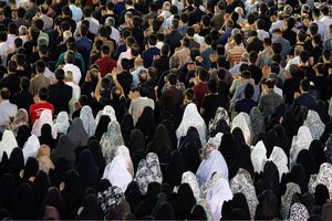 اقامه باشکوه نماز دهه اول ذی‎الحجه در حرم منوّر رضوی