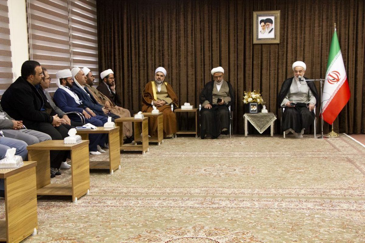 دیدار نماینده ولی فقیه با کارکنان مرکز بزرگ