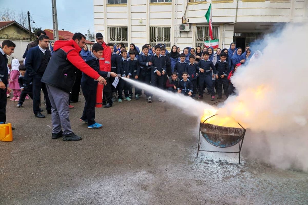 مانور آموزشی زلزله و امداد و نجات در سطح مدارس منطقه آزاد انزلی