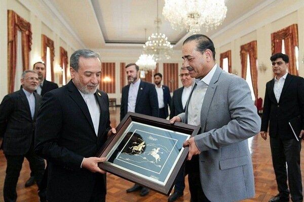 تابلوی ورزش کهن ایران به فرمانده ارتش پاکستان اهدا شد