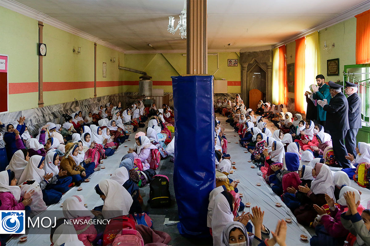 توزیع غذای گرم بین دانش آموزان مناطق کم برخوردار مشهد