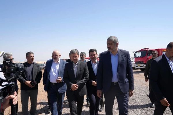 سفر وزیر نیرو به اردستان برای افتتاح نیروگاه خورشیدی و بررسی طرح‌های زیرساختی