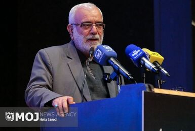 یک تئاتر هنرمندانه بیش از ۱۰۰ سخنرانی اثر دارد