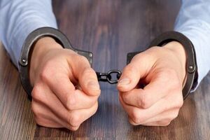 متهم پرونده ضرب و جرح بانوی آمر به معروف در نارنجستان شیراز در زندان نظامی است