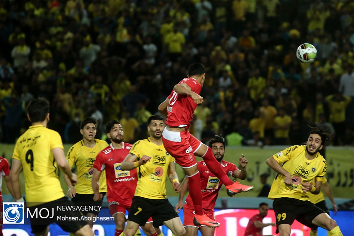 دیدار تیم های فوتبال پرسپولیس و سپاهان اصفهان