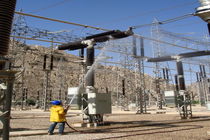 شستشوی ۱۳۱ پست برق خوزستان برای مقابله با اثرات مخرب گرد و غبار