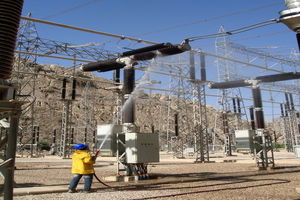 شستشوی ۱۳۱ پست برق خوزستان برای مقابله با اثرات مخرب گرد و غبار