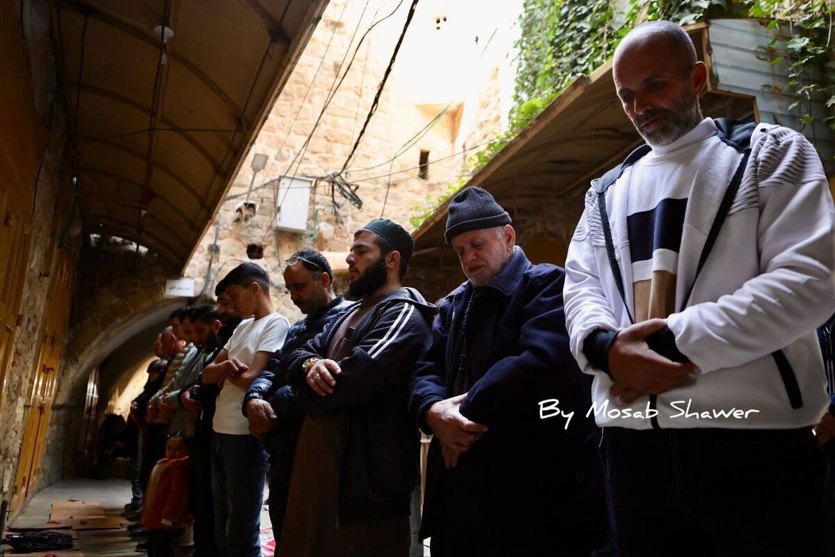 فلسطینینان در روز جهانی قدس، نماز جمعه را پشت موانع مسجد ابراهیمی در الخلیل برگزار کردند