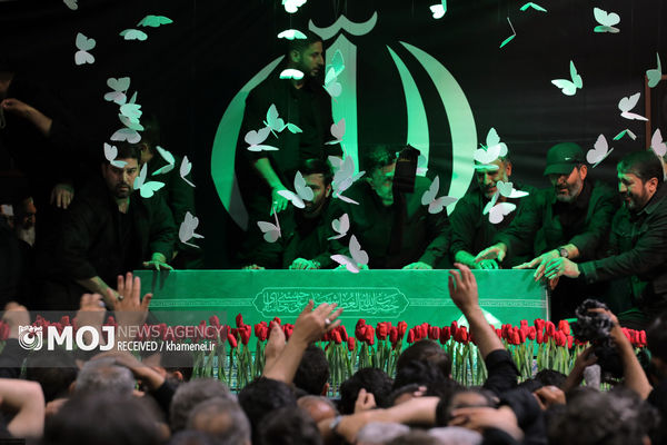 مراسم وداع با پیکر قائد شهید انقلاب اسلامی در جوار حسینیه امام خمینی(ره)