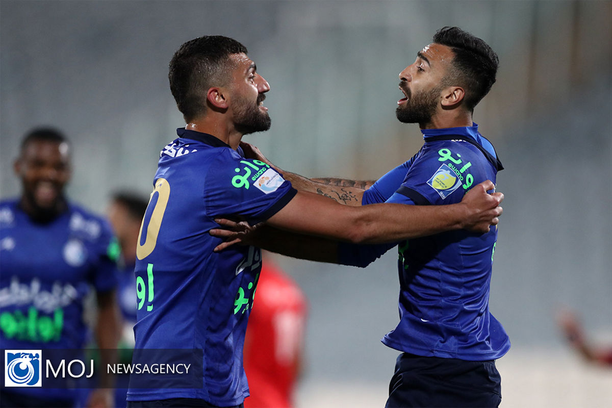 دیدار تیم های فوتبال استقلال و تراکتور