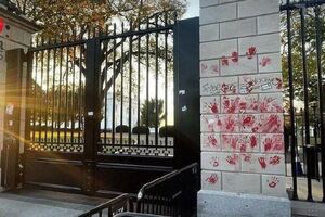 دستان خون‌آلود بر ورودی کاخ‌سفید نقش بست
