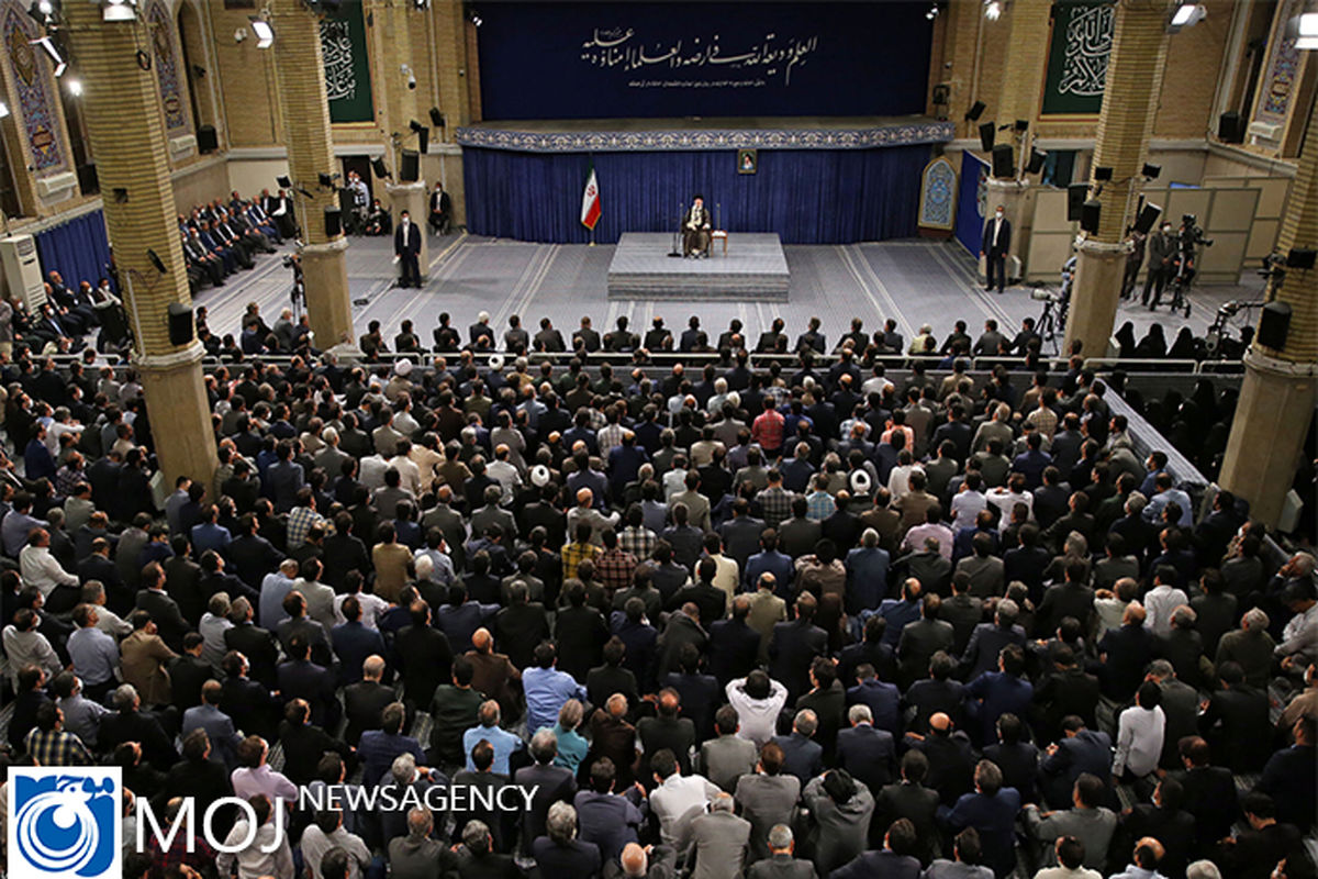 بازدید رهبر انقلاب از نمایشگاه دستاوردهای صنعت هسته‌ای کشور