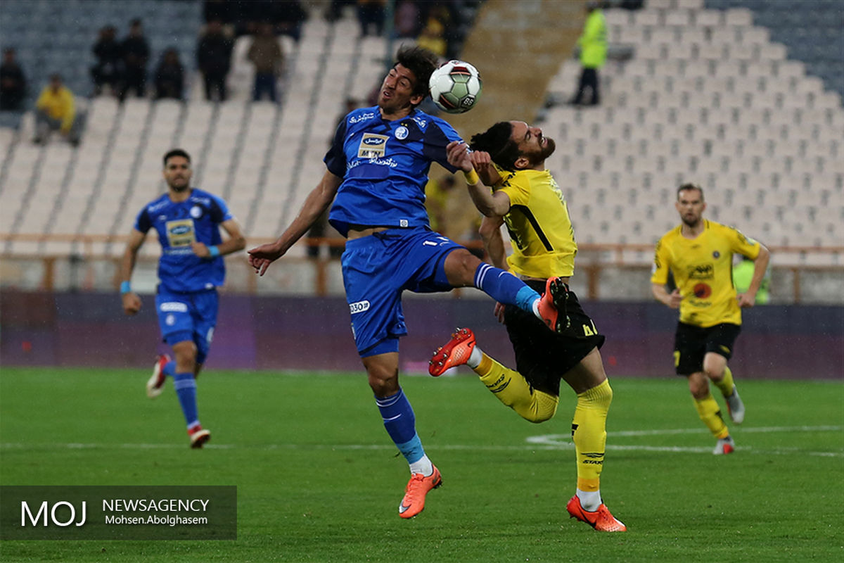 دیدار تیم های فوتبال استقلال تهران و سپاهان اصفهان