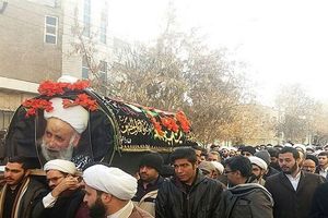 نماینده مجلس خبرگان رهبری بر پیکر آیت‌الله عبودیت نماز اقامه کرد 