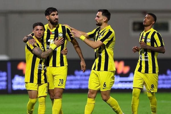 روزنامه اماراتی، شهریار مغانلو را ستایش کرد