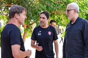 حضور حسین فرکی در تمرین پرسپولیس و دیدار با وحید هاشمیان