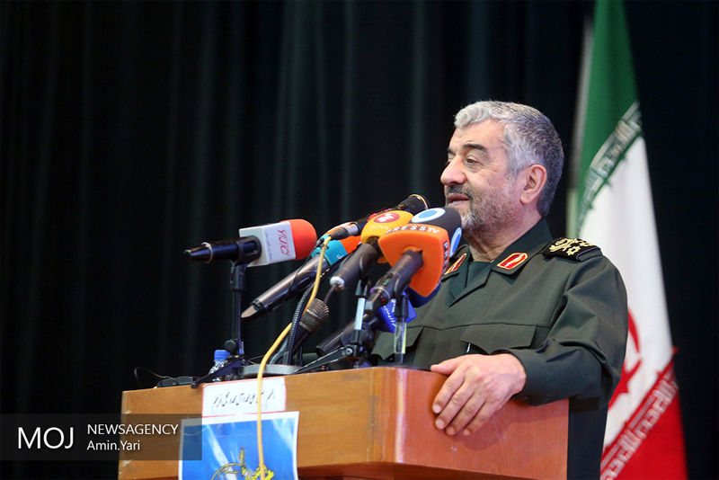 دشمنان برای از پای درآوردن مقاومت ملت هزینههای زیادی را صرف کردند