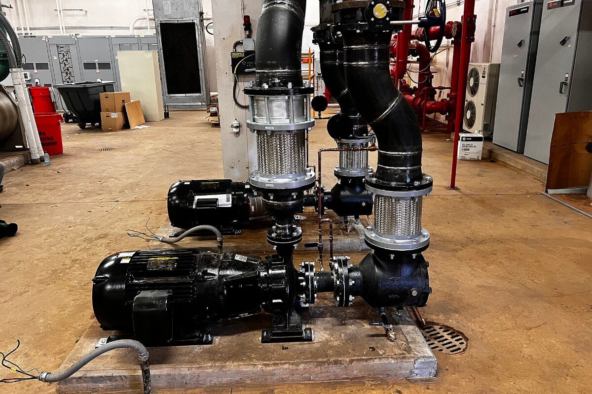 خطوط مبرد کولر با عایق الاستومری در فضای باز کنار ساختمان
