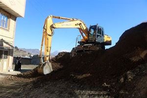 عملیات تعریض 8 متری کوچه شبرنگ در محله غفور در حال اجرا است