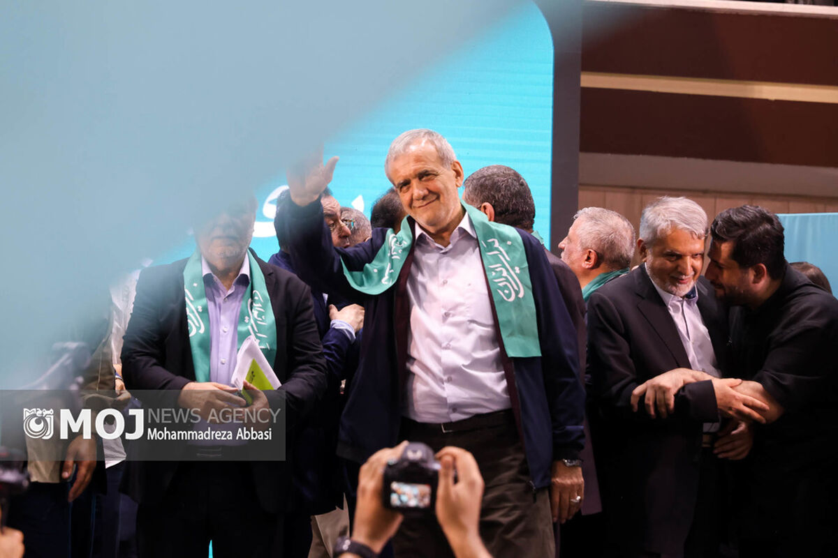 اجتماع هواداران مسعود پزشکیان در ورزشگاه شهید شیرودی