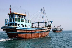 توقیف دو فروند لنج صیادی ترال در آب های جاسک