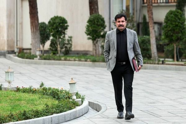 حضور مدیران در میان مردم دامنه مشکلات را به حداقل می رساند