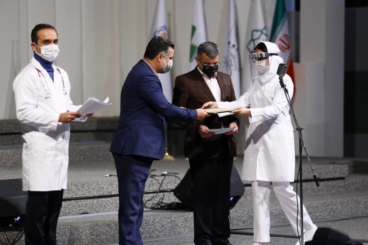 نیما کرمی در اختتامیه سی و هفتمین جشنواره فیلم کوتاه تهران