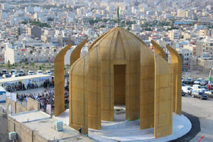 استقبال گسترده زائران نوروزی از غرفه شهدای مدافع حرم در خیمه کوه خضر نبی(ع)