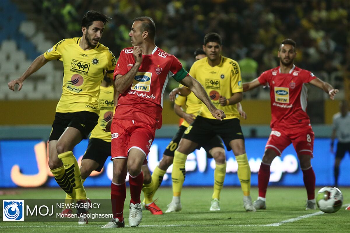 دیدار تیم های فوتبال پرسپولیس و سپاهان اصفهان