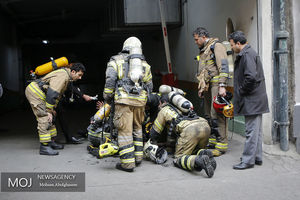 حادثه آتش سوزی در یک باب منزل قدیمی در خیابان ری/یک آتش نشان مصدوم شد/آتش در محل مهار شده است