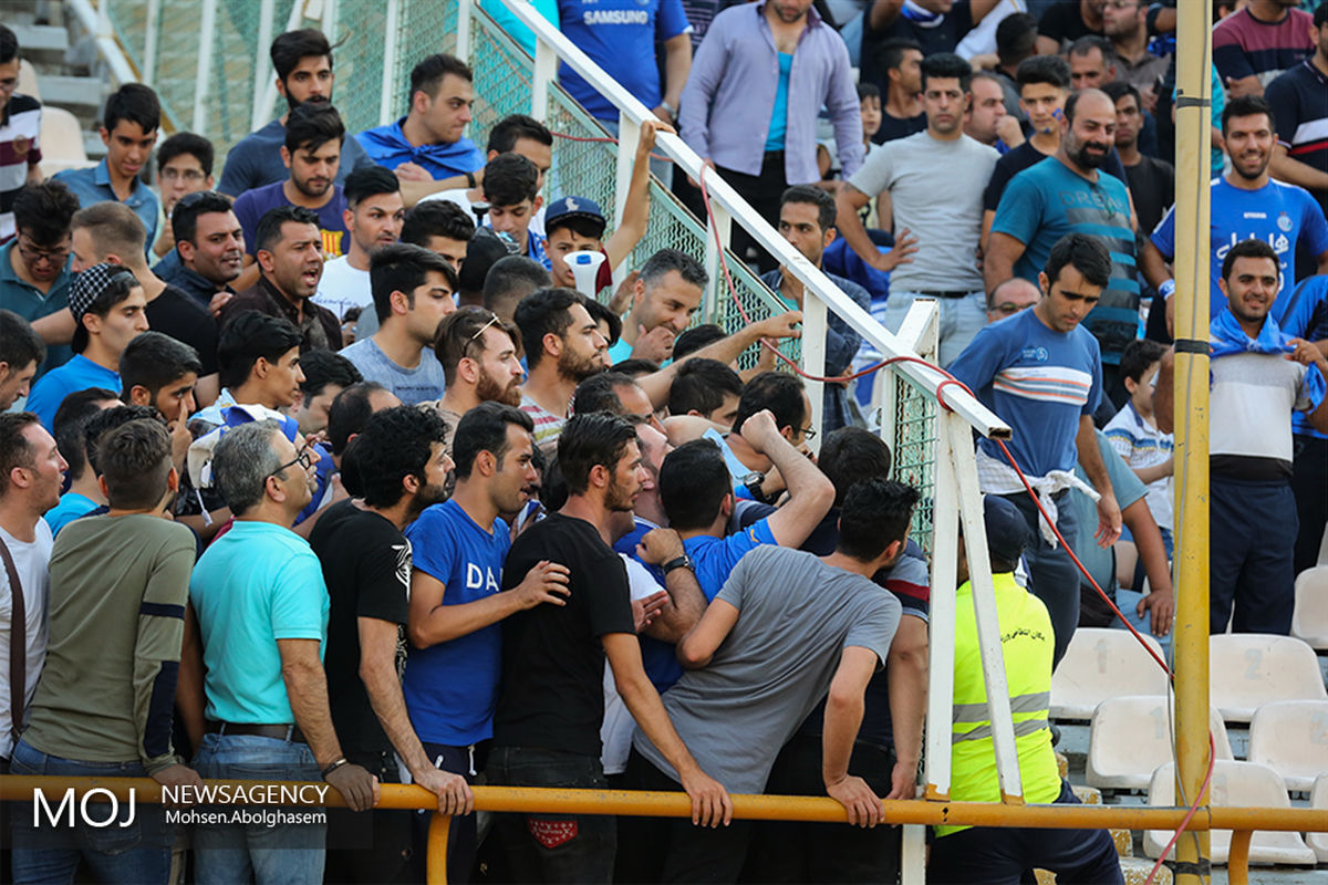 دیدار تیم های فوتبال استقلال تهران و تراکتورسازی تبریز