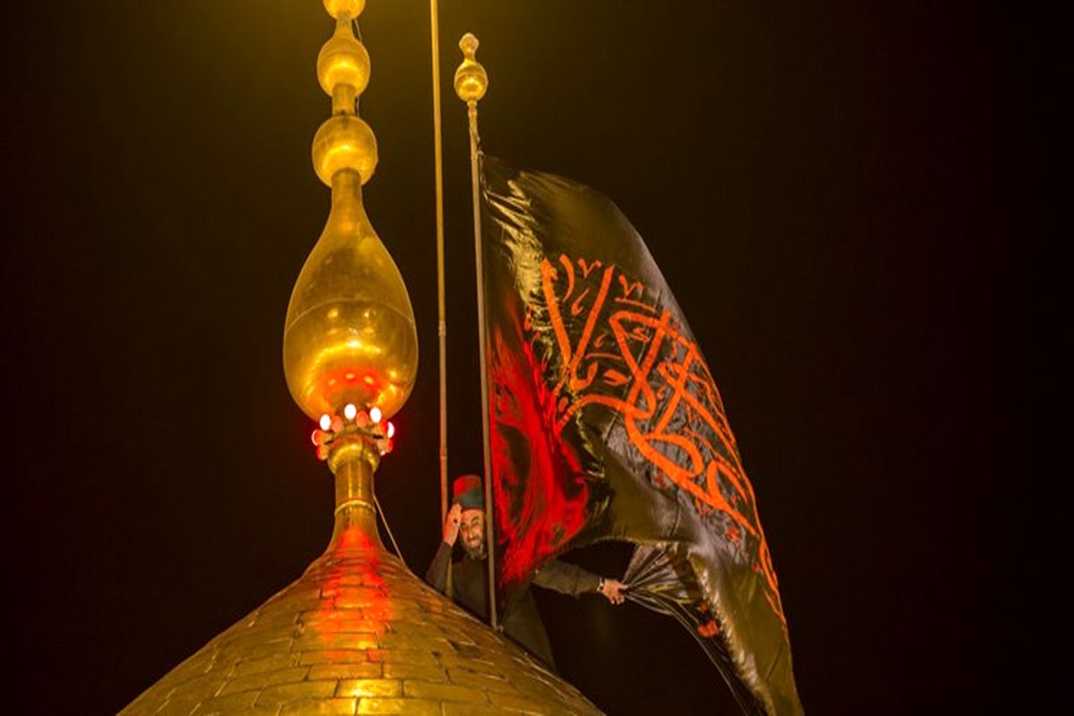 تعویض پرچم حرم امام حسین (ع)