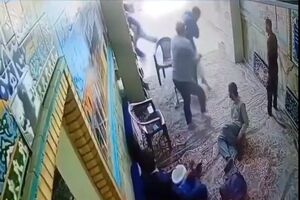 لحظه سوقصد به یک روحانی در صحن امام‌زاده یحیی + فیلم
