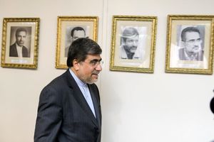 اشک های کارگردان در پاسخ به پرسش خبرنگار / لغو پروانه نمایش فیلم های در حال اکران