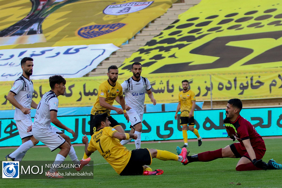 دیدار تیم های فوتبال سپاهان و نفت مسجد سلیمان
