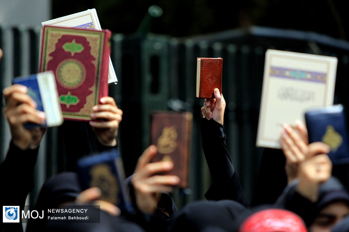 تجمع دانشجویی تکریم قرآن کریم در مقابل دانشگاه تهران