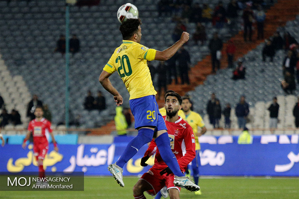 دیدار تیم های فوتبال پرسپولیس و صنعت نفت آبادان