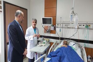 وزیر امور خارجه از دیپلمات مجروح حمله رژیم صهیونیستی به سفارت ایران عیادت کرد