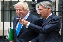 افزایش فشارها برای کنار گذاشتن وزرای خارجه و خزانه داری انگلستان